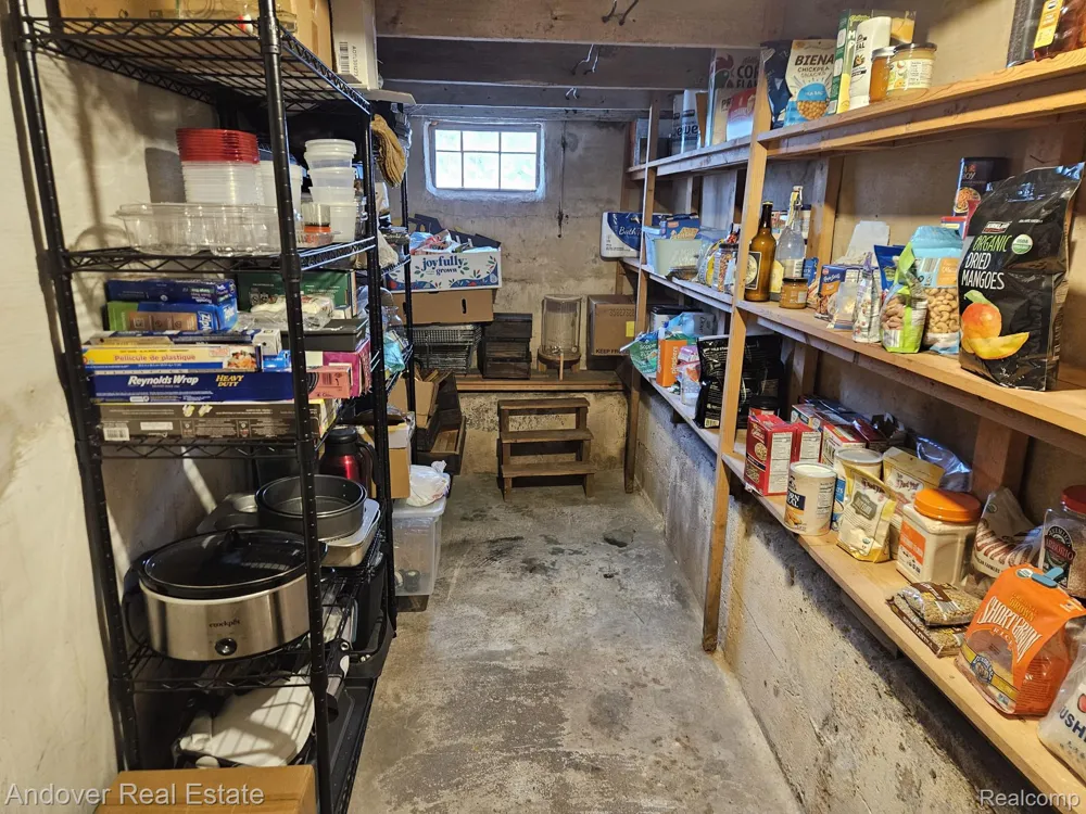11339 Arnold Redford Charter Township, MI 48239