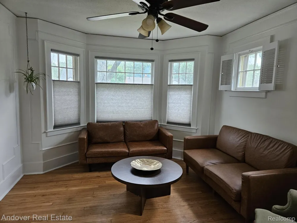11339 Arnold Redford Charter Township, MI 48239