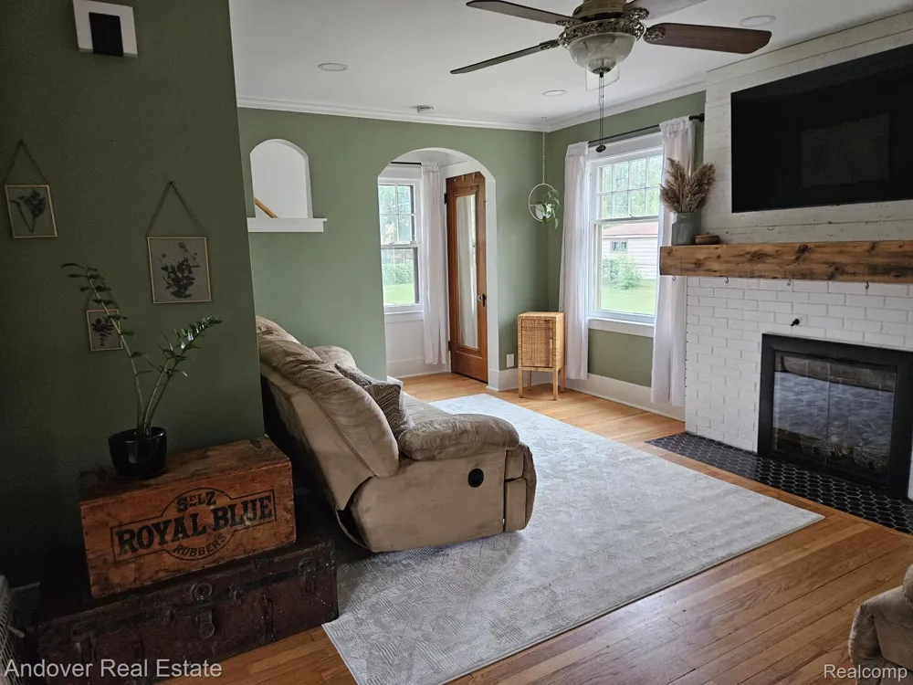 11339 Arnold Redford Charter Township, MI 48239