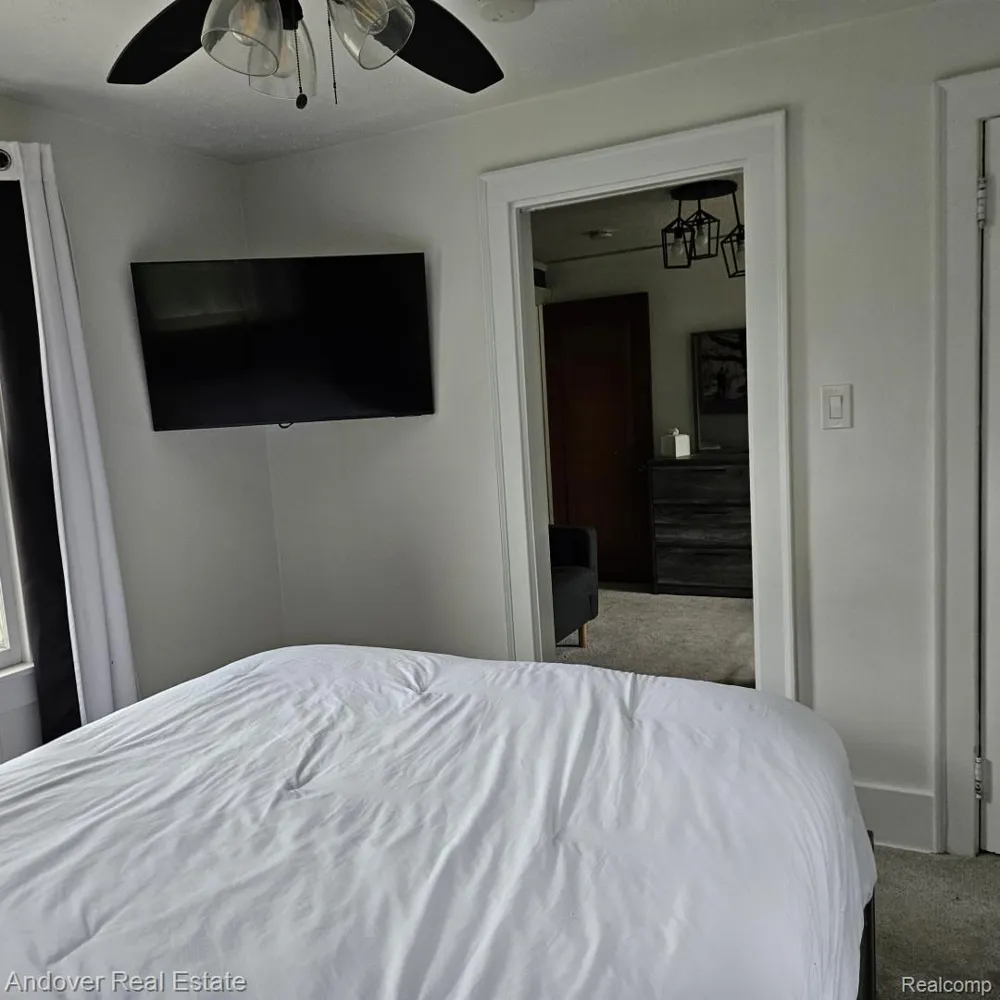 11339 Arnold Redford Charter Township, MI 48239
