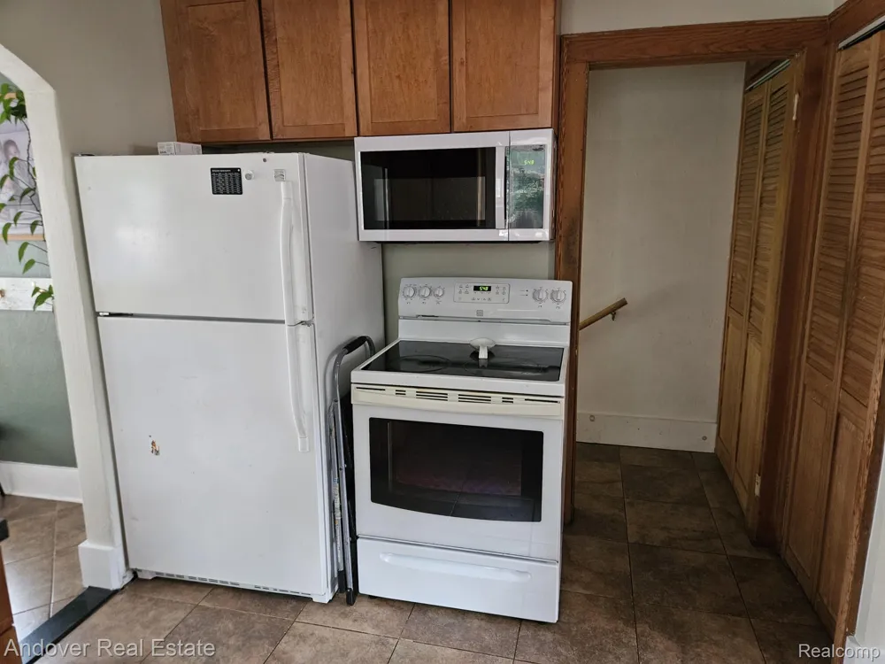 11339 Arnold Redford Charter Township, MI 48239