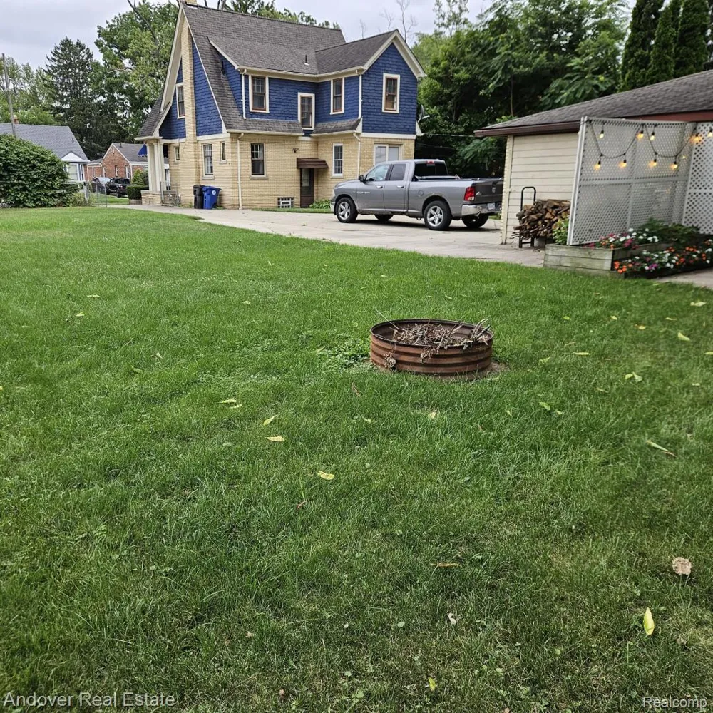 11339 Arnold Redford Charter Township, MI 48239