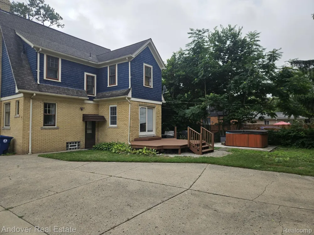 11339 Arnold Redford Charter Township, MI 48239