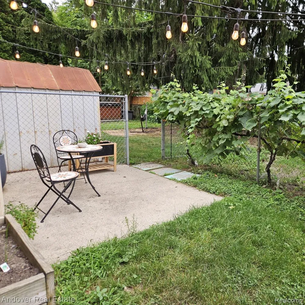 11339 Arnold Redford Charter Township, MI 48239