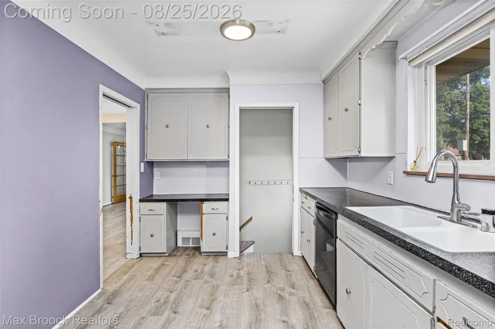 24601 Ridgedale Street Oak Park City, MI 48237