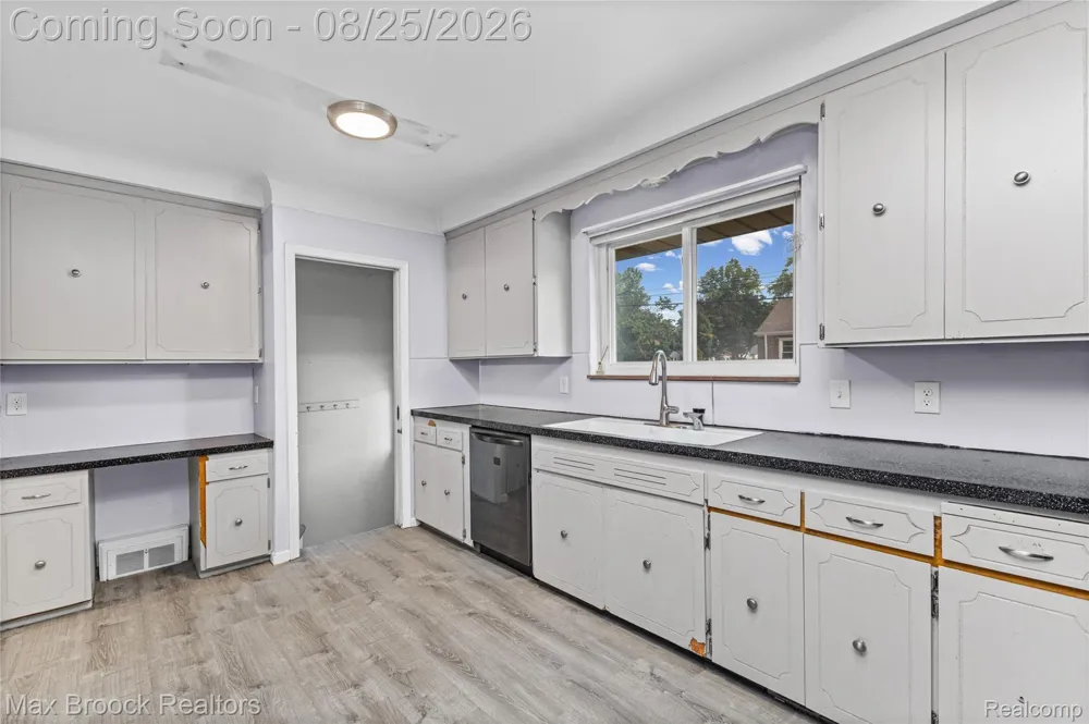 24601 Ridgedale Street Oak Park City, MI 48237