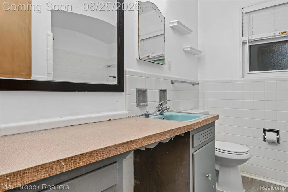 24601 Ridgedale Street Oak Park City, MI 48237