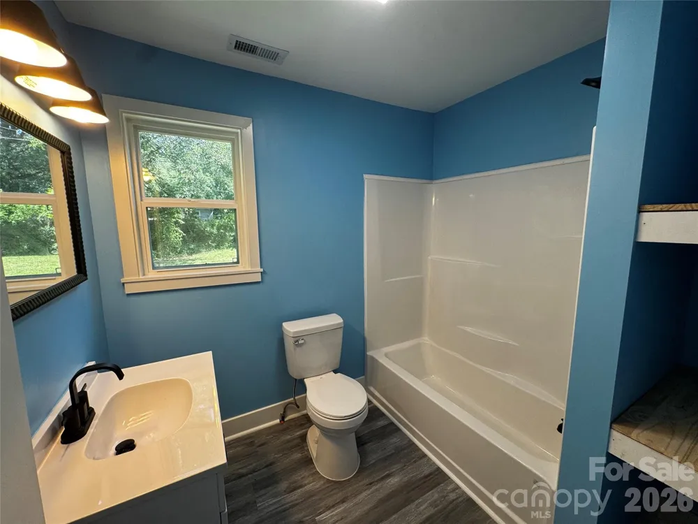 510 E Peachtree Street Dallas, NC 28034