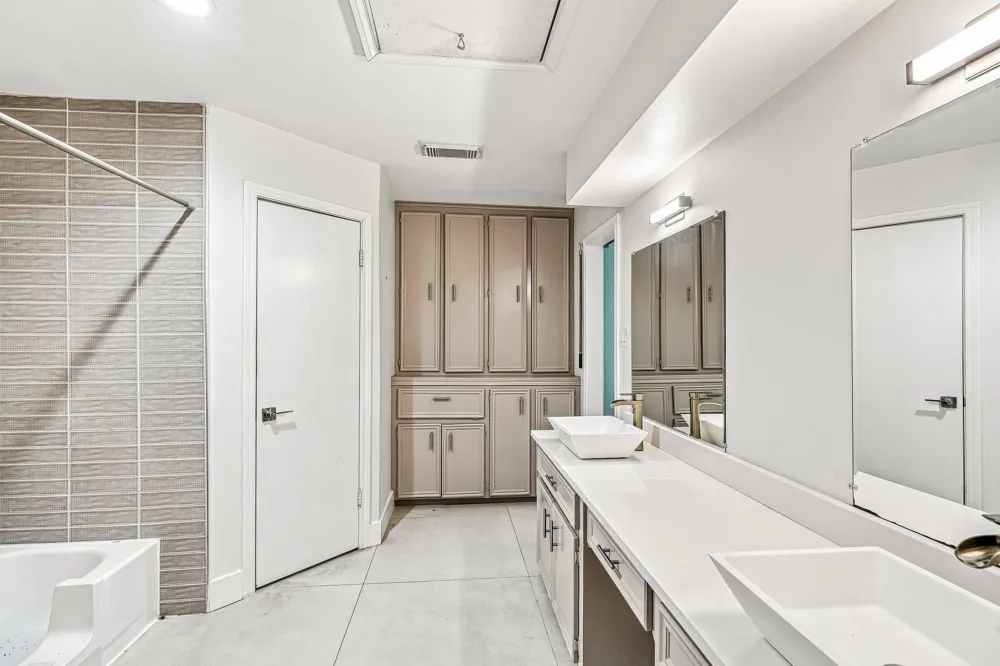 1135 Trowbridge Drive Houston, TX 77062