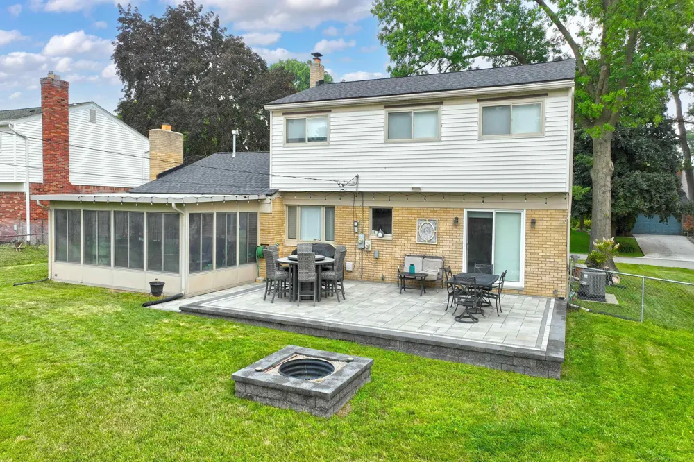 8916 Tamarack Drive Shelby Charter Township, MI 48317
