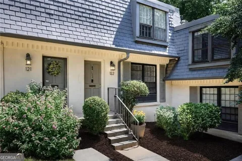 122 Woodmere SQ NW