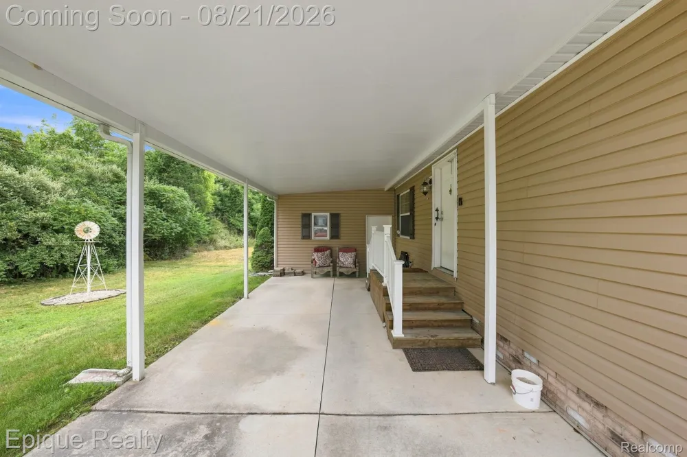 297 Dennis K Court White Lake Charter Township, MI 48386