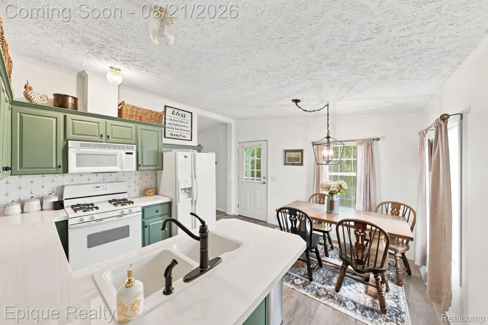 297 Dennis K Court White Lake Charter Township, MI 48386
