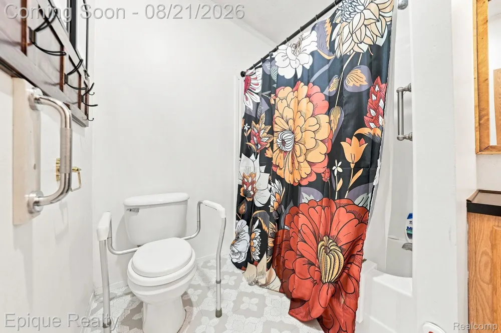 297 Dennis K Court White Lake Charter Township, MI 48386
