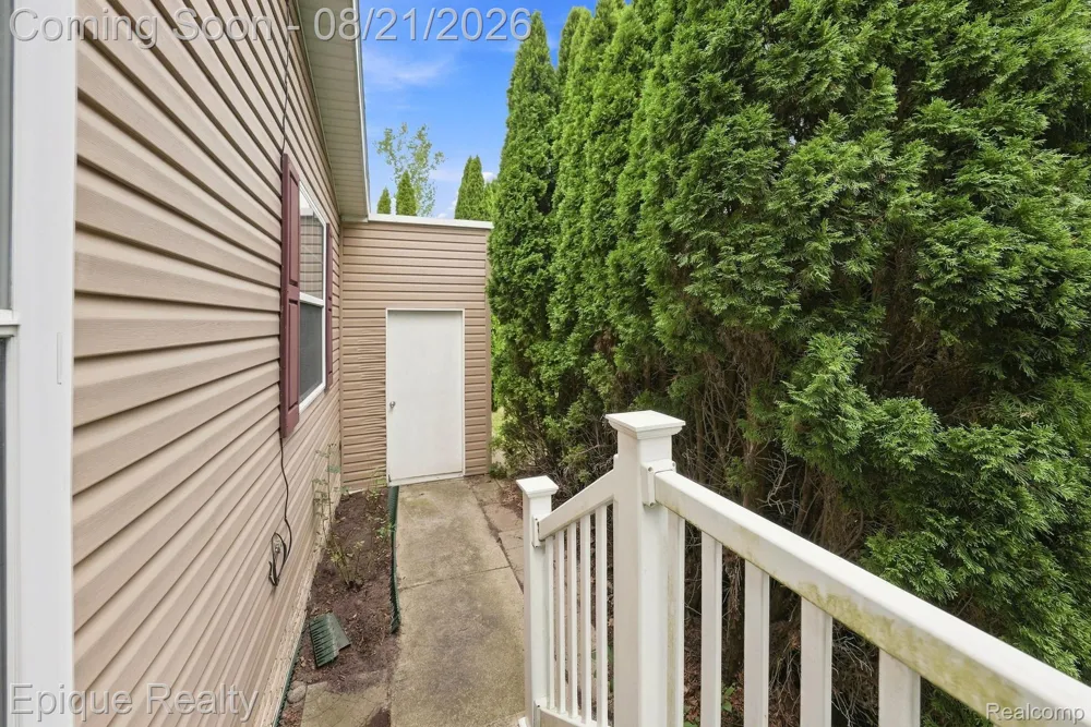 297 Dennis K Court White Lake Charter Township, MI 48386