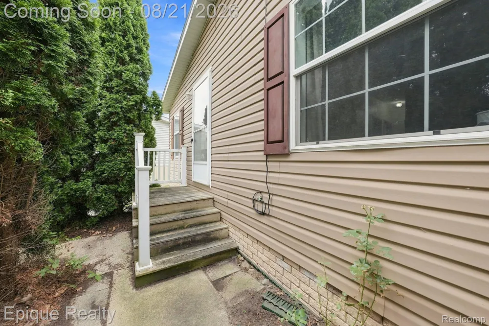 297 Dennis K Court White Lake Charter Township, MI 48386