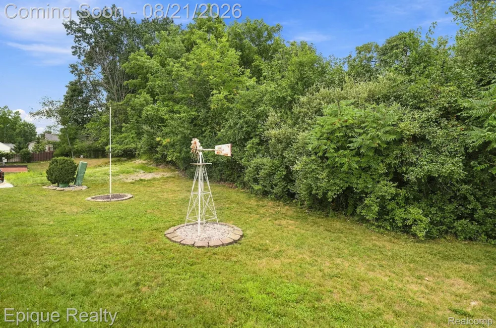 297 Dennis K Court White Lake Charter Township, MI 48386