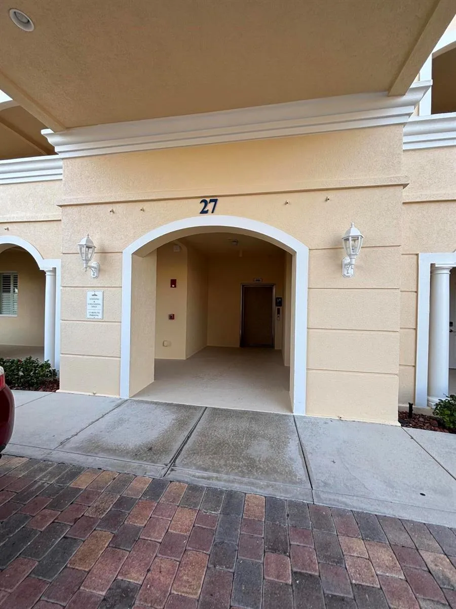 27 HARBOUR ISLE DRIVE W #305 Fort Pierce, FL 34949