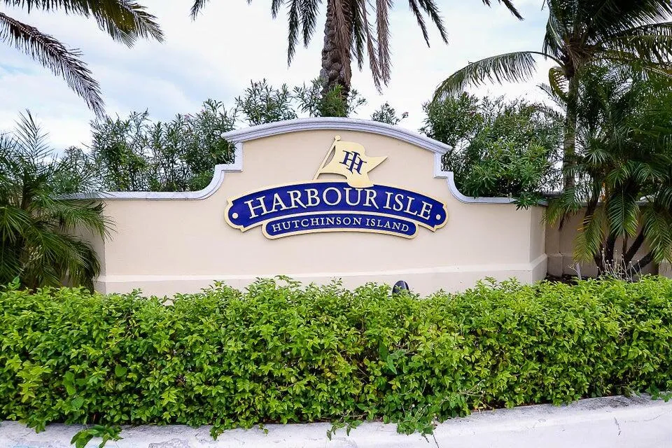 27 HARBOUR ISLE DRIVE W #305 Fort Pierce, FL 34949