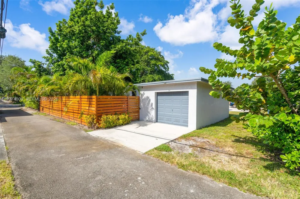 8911 Miami Ave El Portal, FL 33150