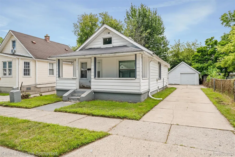 17638 Ivanhoe Street Roseville City, MI 48066