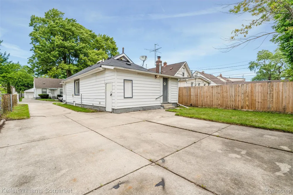 17638 Ivanhoe Street Roseville City, MI 48066