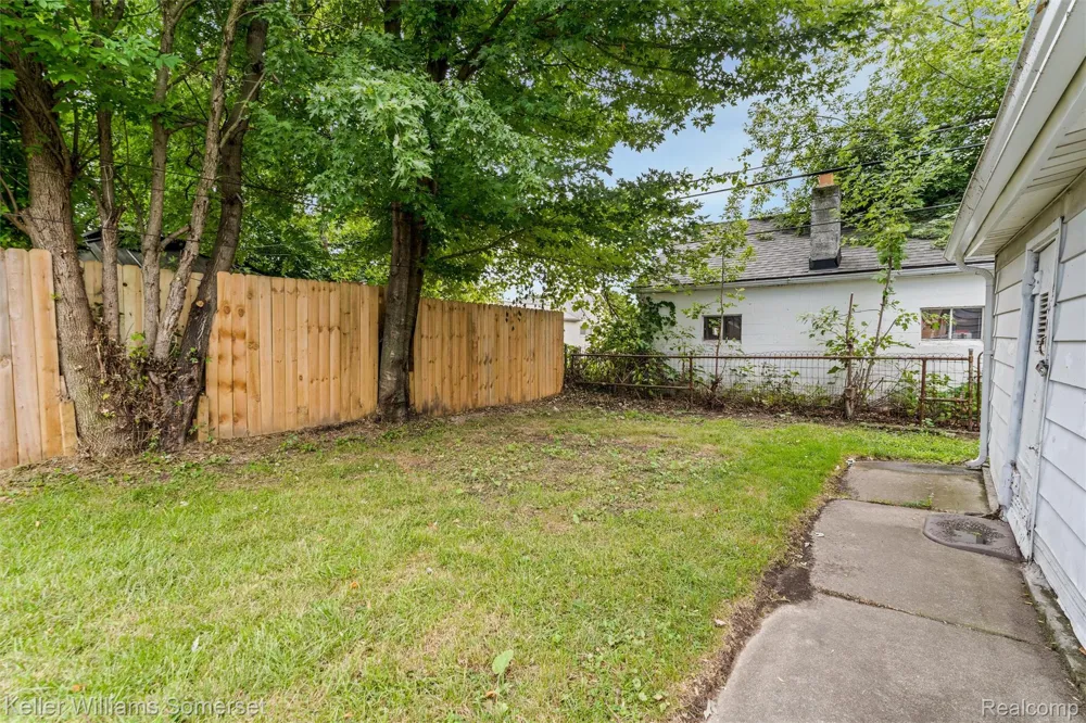 17638 Ivanhoe Street Roseville City, MI 48066