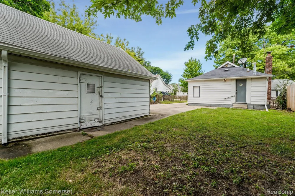 17638 Ivanhoe Street Roseville City, MI 48066