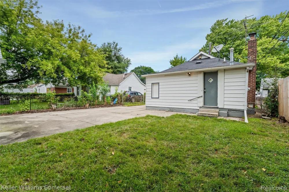 17638 Ivanhoe Street Roseville City, MI 48066
