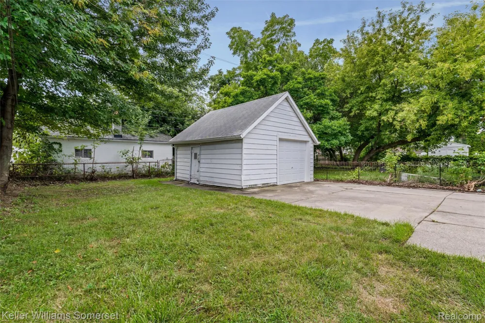 17638 Ivanhoe Street Roseville City, MI 48066