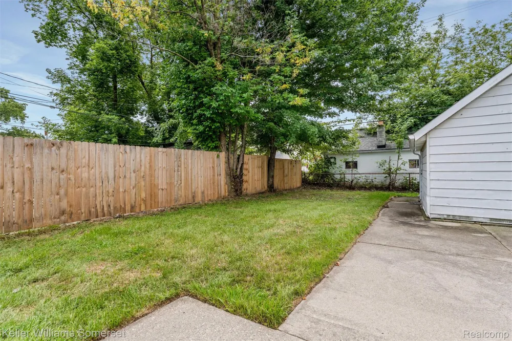 17638 Ivanhoe Street Roseville City, MI 48066