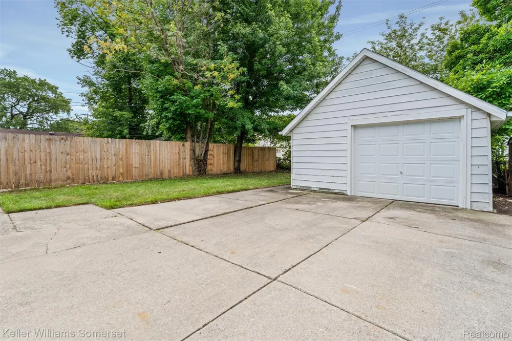 17638 Ivanhoe Street Roseville City, MI 48066