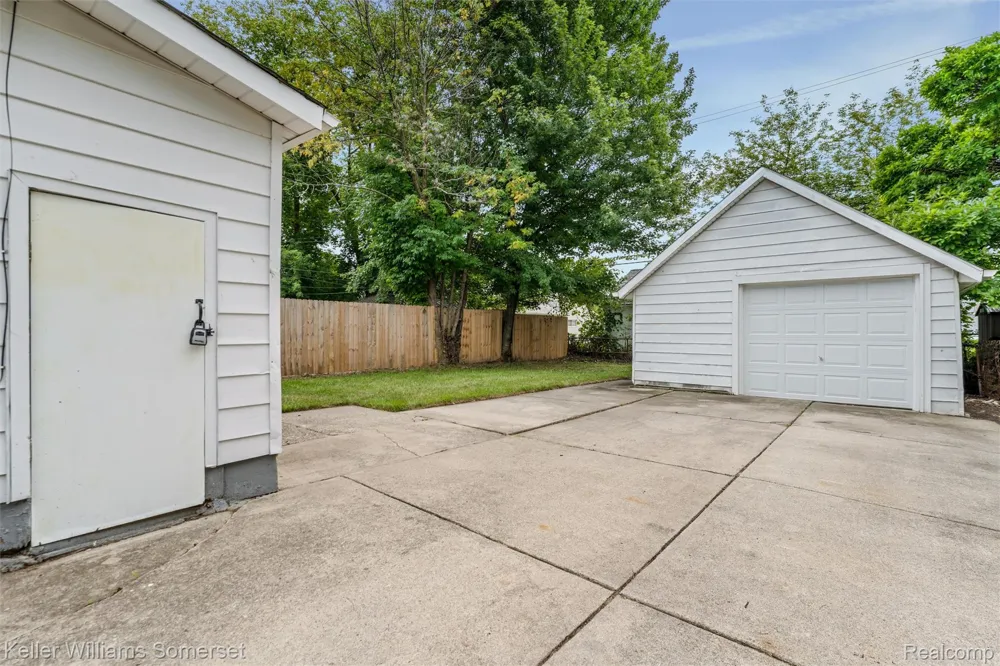 17638 Ivanhoe Street Roseville City, MI 48066
