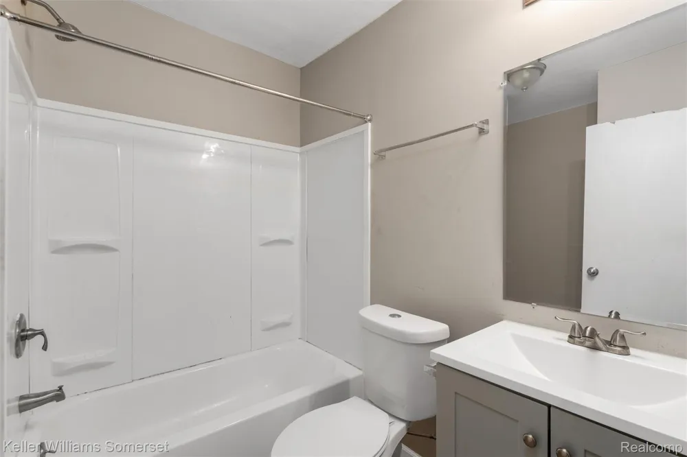 17638 Ivanhoe Street Roseville City, MI 48066