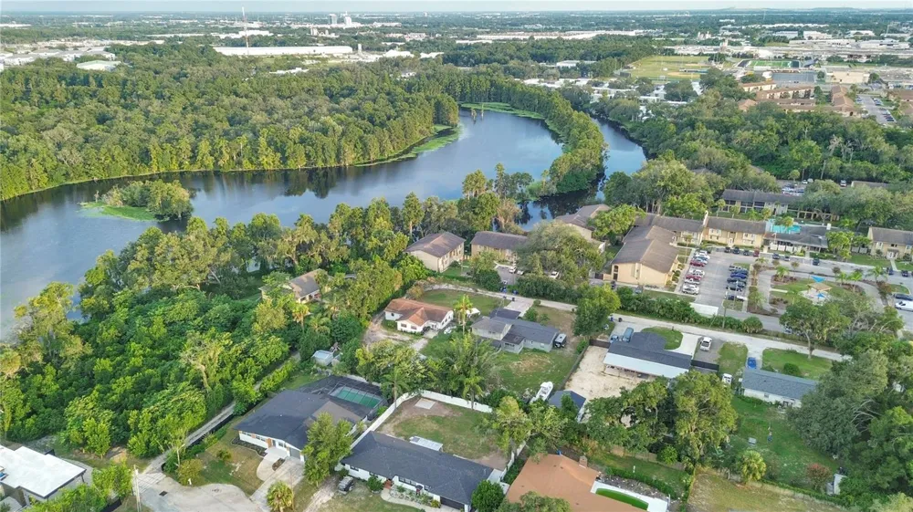 5627 OAKLAND DRIVE Tampa, FL 33617