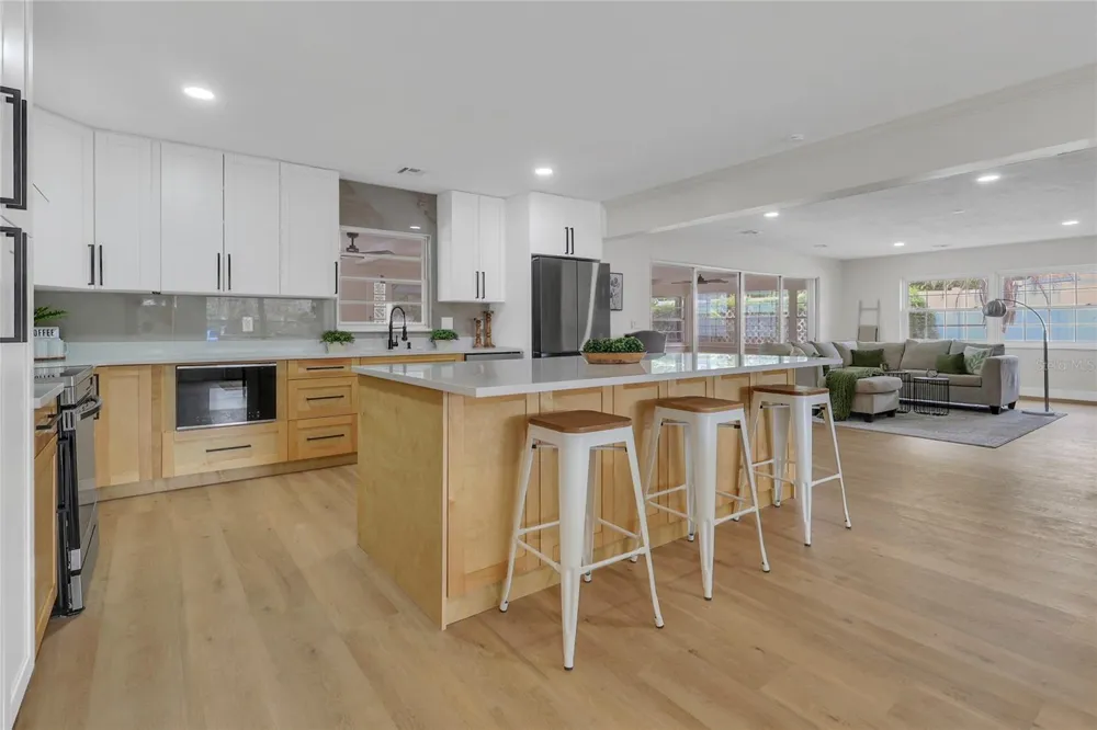 5627 OAKLAND DRIVE Tampa, FL 33617