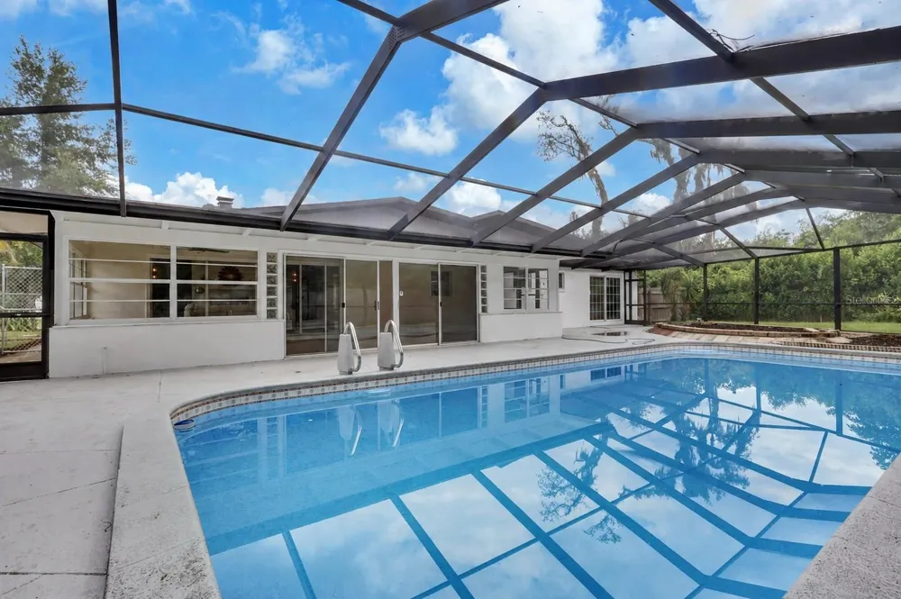 5627 OAKLAND DRIVE Tampa, FL 33617
