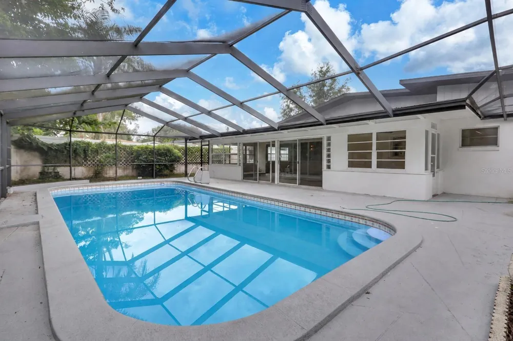 5627 OAKLAND DRIVE Tampa, FL 33617