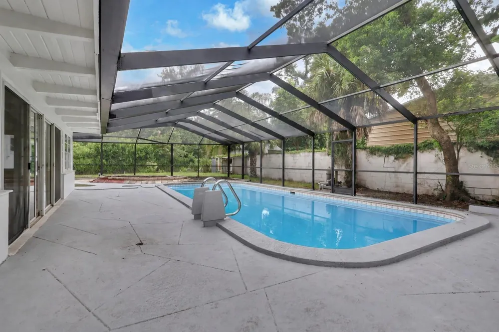 5627 OAKLAND DRIVE Tampa, FL 33617