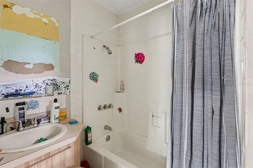 2603 W HENRY AVENUE Tampa, FL 33614