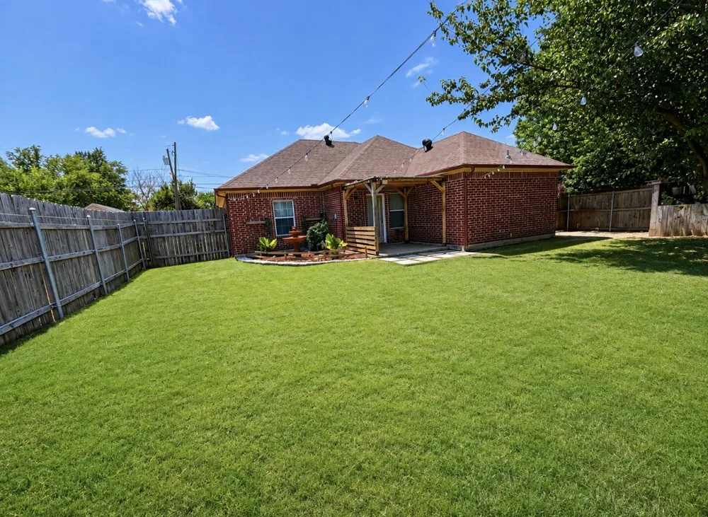 703 Perry Avenue Waxahachie, TX 75165