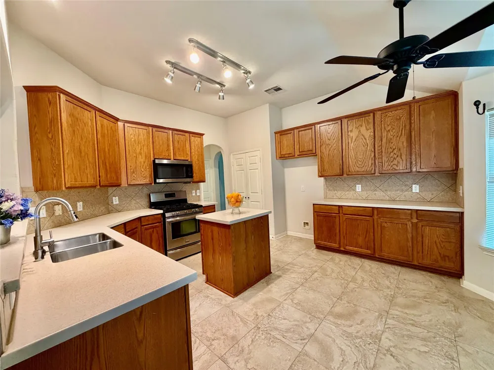 10004 Chestnut Creek Way Pearland, TX 77584