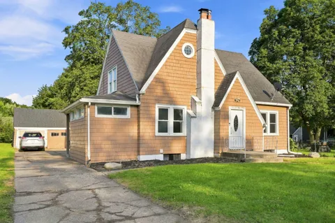 136 E Ave