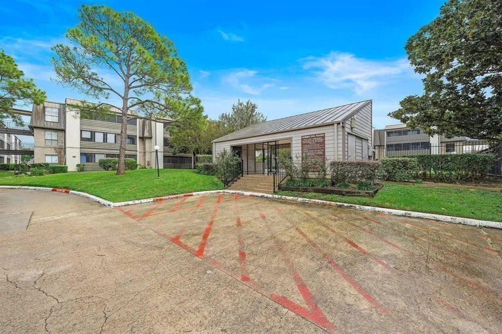 3025 Walnut Bend Lane #38 Houston, TX 77042