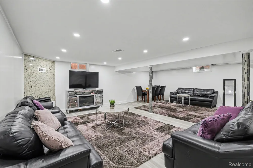 22722 Cobb Street Dearborn City, MI 48128