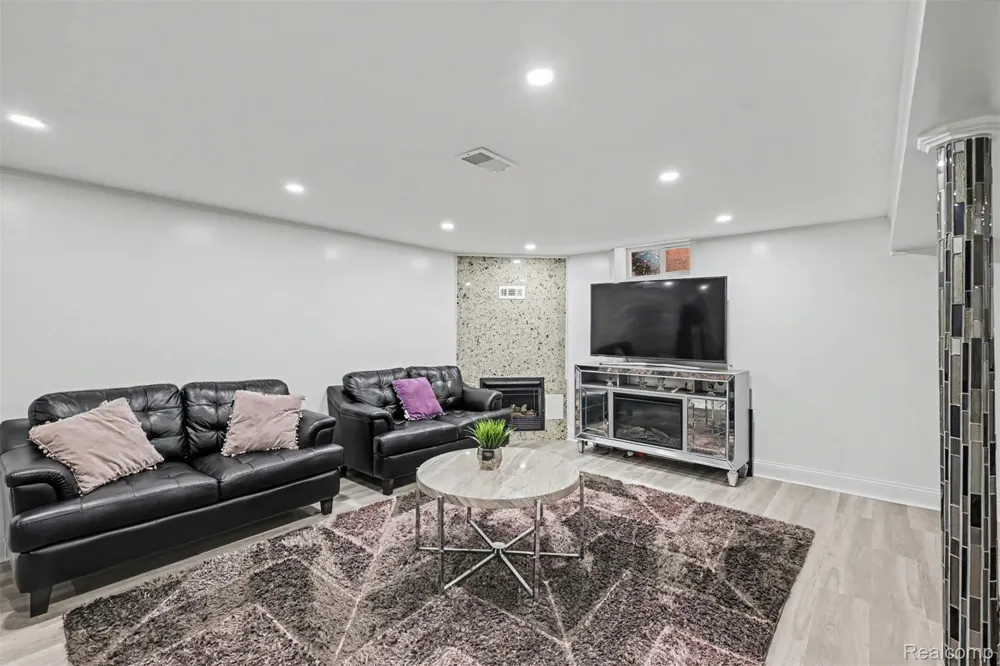 22722 Cobb Street Dearborn City, MI 48128