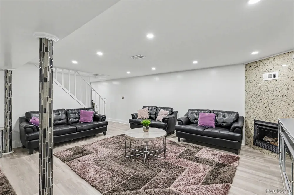 22722 Cobb Street Dearborn City, MI 48128