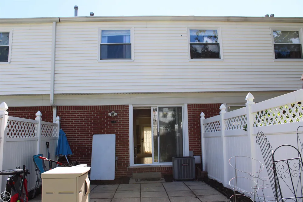 45731 Kensington Street Utica City, MI 48317