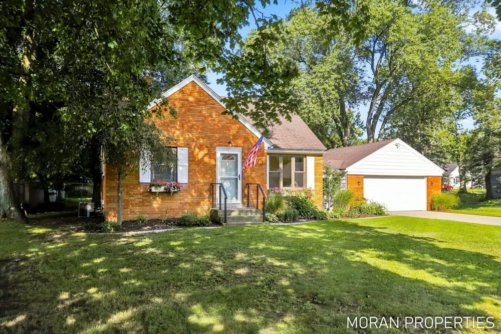 210 Hope Avenue Holland, MI 49423