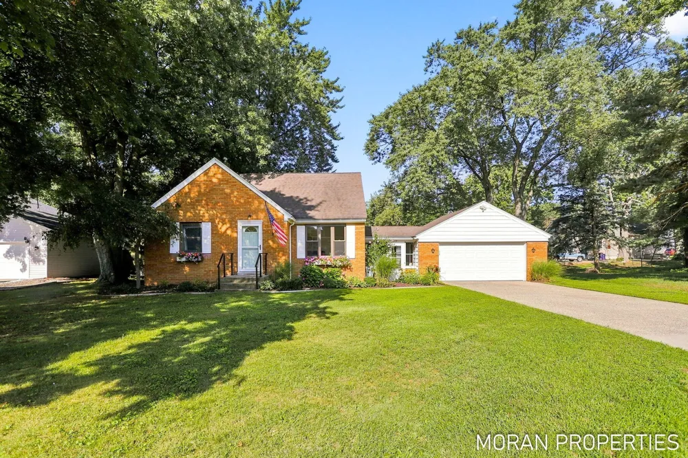 210 Hope Avenue Holland, MI 49423